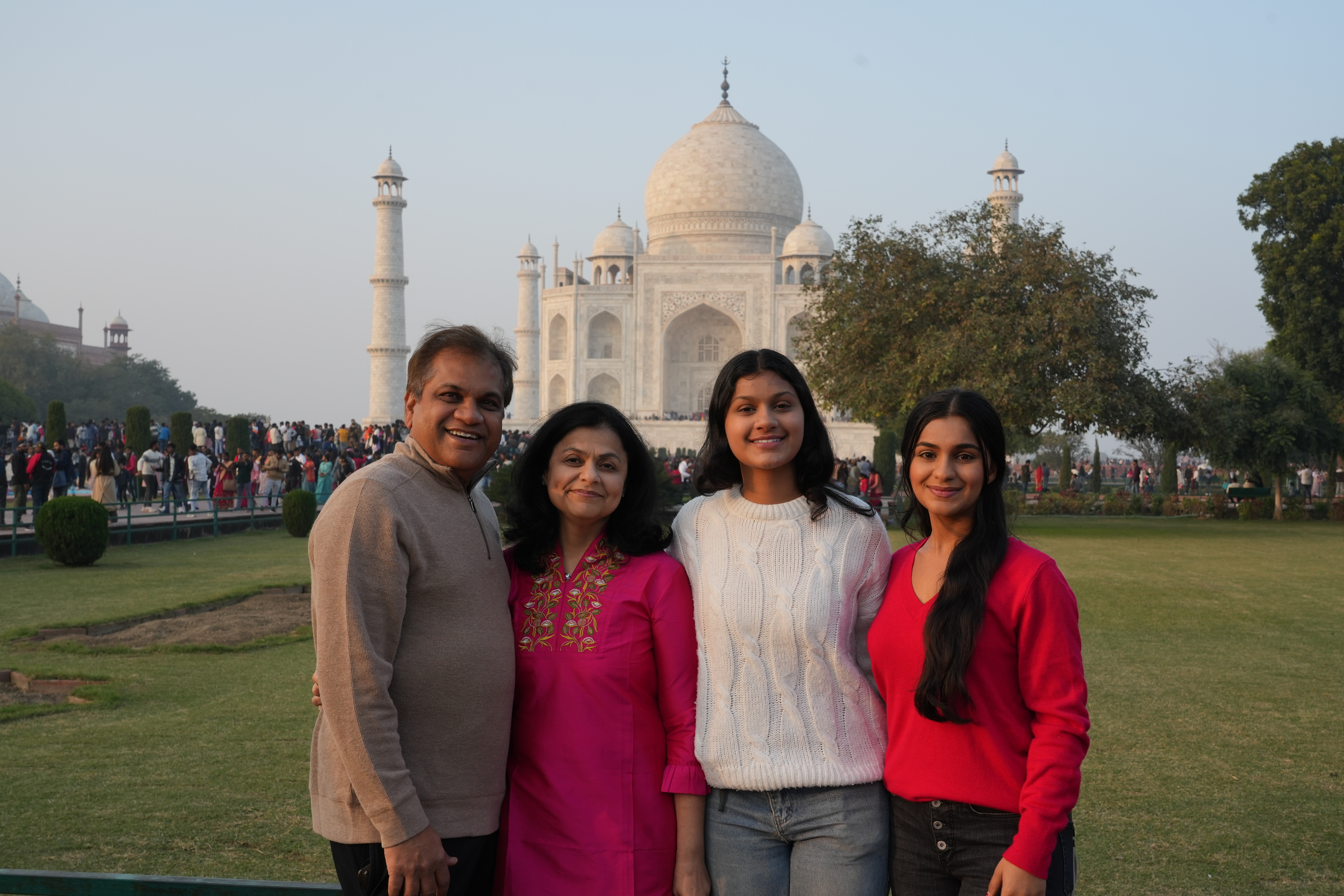 family at taj mahal